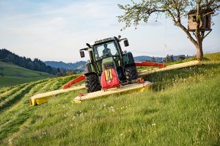 Foto: Traktor bei der Heuernte